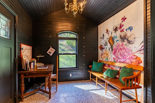 Relax by the Creek with your Family, Enjoy Fire Pit with Beautiful Fall Foliage
