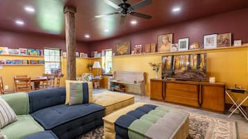 Smart TV, videogames, DVD player, livros