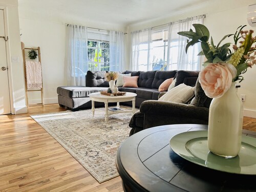 Remodeled, cozy, vintage charmer