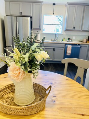 Fridge, microwave, oven, stovetop - Remodeled, cozy, vintage charmer (Albany)