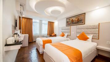 Habitación Deluxe con 2 camas individuales | Ropa de cama de alta calidad y escritorio