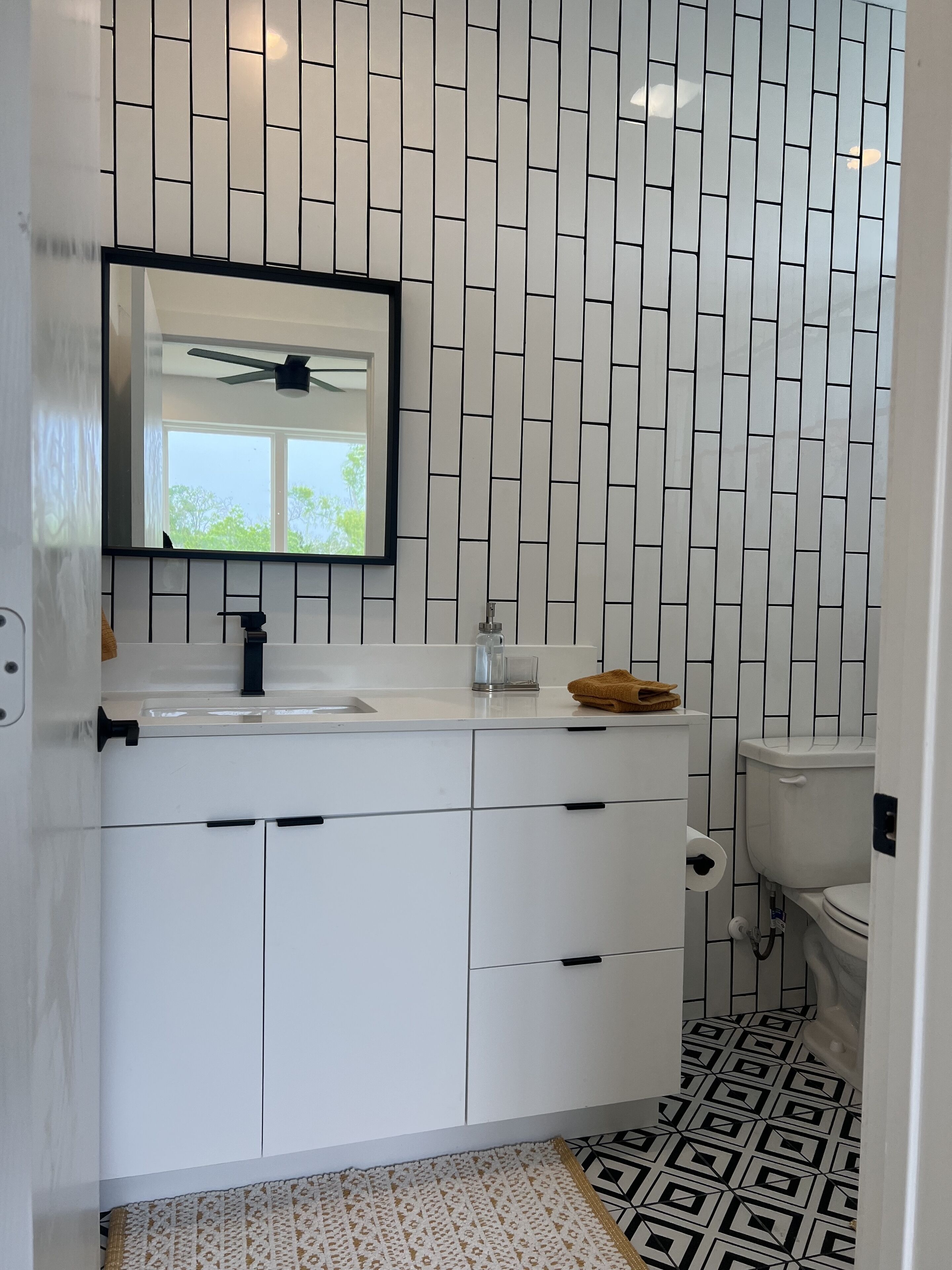 3 Private Balconies.  Sleeps 5.  5 Min From H-E-B and Muller Park 