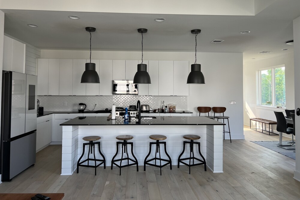 3 Private Balconies. Sleeps 5. 5 Min From H-E-B and Muller Park