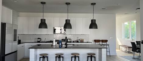 Køleskab, mikrobølgeovn, ovn, kogeplade