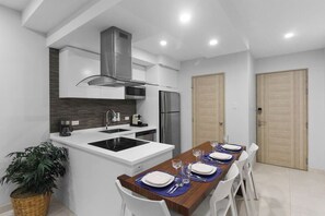 Frigorifero, microonde, forno, piano cottura