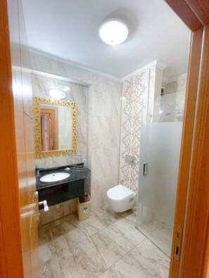 Family Apartment | Bathroom | Free toiletries, hair dryer, slippers, bidet