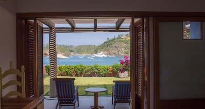 Casita 302 | Beachfront & jacuzzi