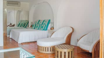 2 bedrooms, desk, WiFi, bed sheets