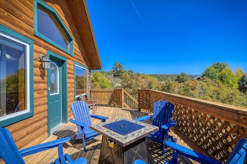 Sierra Vista: Stunning Views, Gas Firepit, Deck, Games, 5 mins to Shops, 10 mins to Hot Springs!