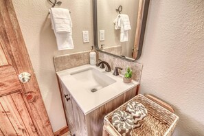 Suihkun ja ammeen yhdistelmä, hiustenkuivaaja, pyyhkeet, sampoo