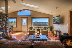 Smart TV, fireplace - Sierra Vista: Stunning Views, Gas Firepit, Deck, Games, 5 mins to Shops, 10 mins to Hot Springs! (Pagosa Springs)