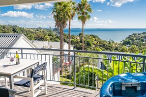 Outdoor dining - Palm Beach Cottage with Private SpaPool, Air-con and Wifi  (Waiheke Island)
