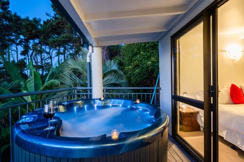 Palm Beach Cottage with Private SpaPool, Air-con and Wifi 