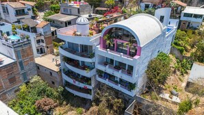 Un immeuble à plusieurs étages doté de balcons et d’une piscine.