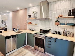 Refrigerador, microondas, horno y parrilla de estufa