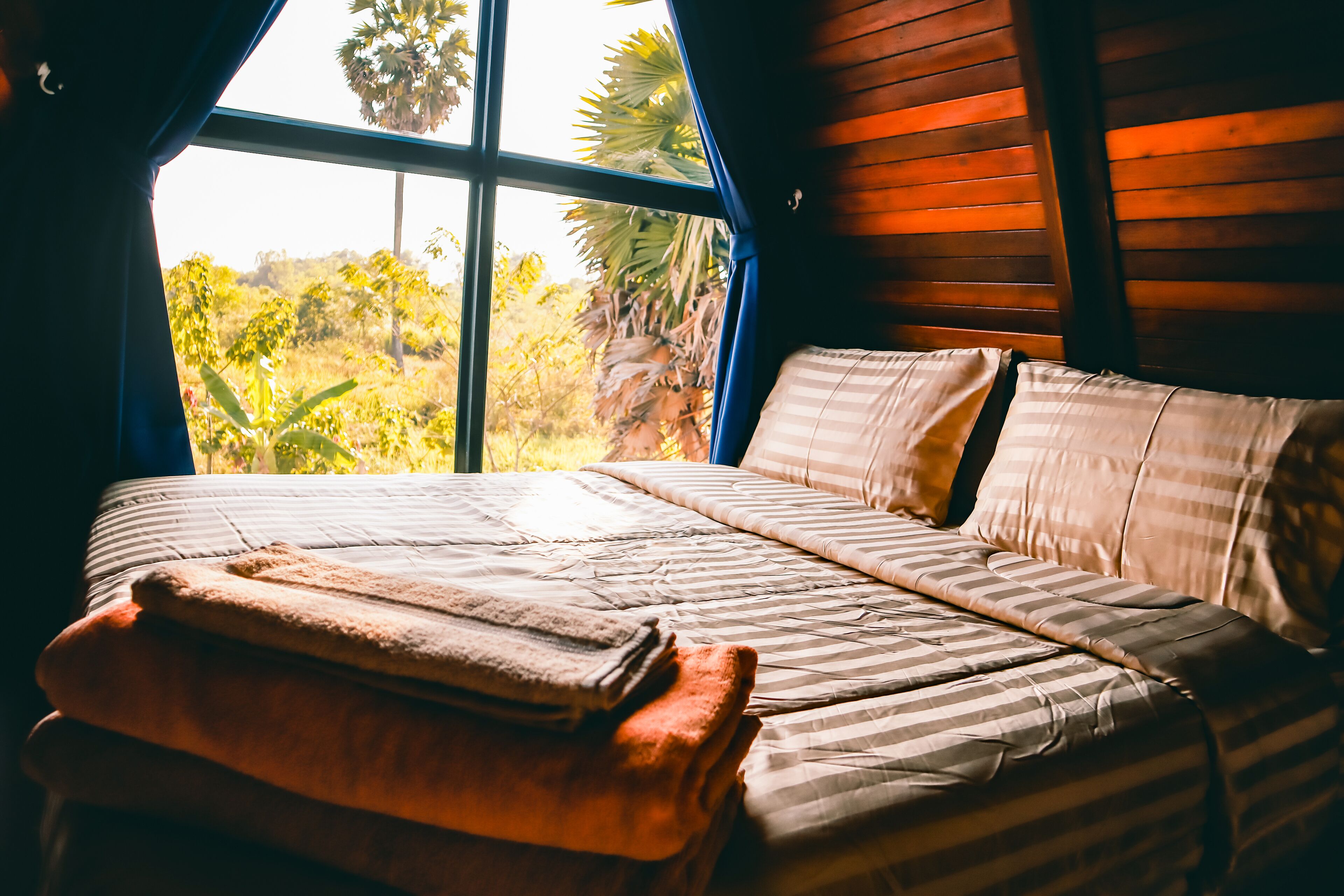 ลักซ์ชัวรี่เคบิน | บริเวณนั่งเล่น | สมาร์ททีวี 42 นิ้ว พร้อมช่องดิจิตอล, ทีวี, Netflix