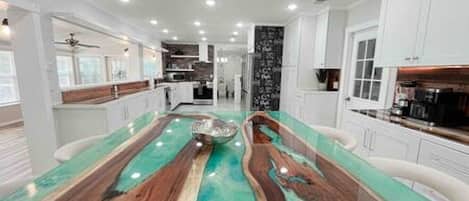 Réfrigérateur, cafetière/bouilloire