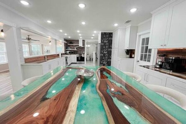 Fridge, coffee/tea maker, cookware/dishes/utensils - Charming 4/3 Lakehouse W/ Pool (Tampa)