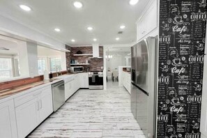 Fridge, coffee/tea maker, cookware/dishes/utensils - Charming 4/3 Lakehouse W/ Pool (Tampa)