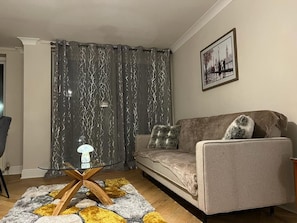 TV, computer monitors - 2 bedroom, 1 bath flat in Westbourne Park near Notting Hill, London. Sleeps 5. (London)