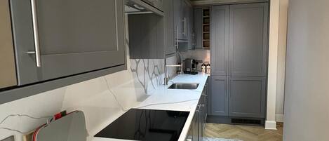 Kjøleskap, mikrobølgeovn, ovn og kokeplater