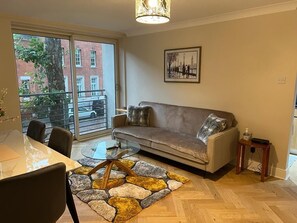 TV, computer monitors - 2 bedroom, 1 bath flat in Westbourne Park near Notting Hill, London. Sleeps 5. (London)
