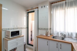 Refrigerador, microondas, horno y cafetera y tetera