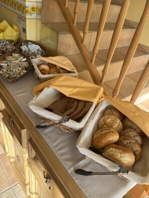 朝食 (ビュッフェ)、毎日提供 (無料)