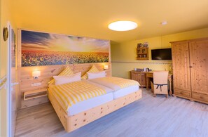 ダブルルーム エンスイート ("Sonnenstube") | 客室ごとに異なる装飾、客室ごとに異なるインテリア、デスク、WiFi (無料)