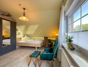 Habitación individual, baño en la habitación ("Jägerstube") | Decoración personalizada, muebles diferentes, escritorio y wifi gratis 