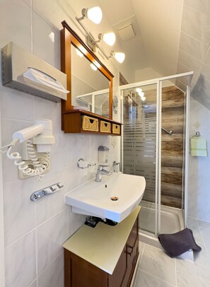 Habitación doble, baño en la habitación ("Heidestube") | Baño | Regadera, secadora de cabello, toallas, jabón 