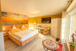Habitación doble, baño en la habitación ("Sonnenstube") | Decoración personalizada, muebles diferentes, escritorio y wifi gratis 