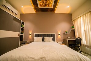 Property entrance - Hotel KV Pride (Mehekar)