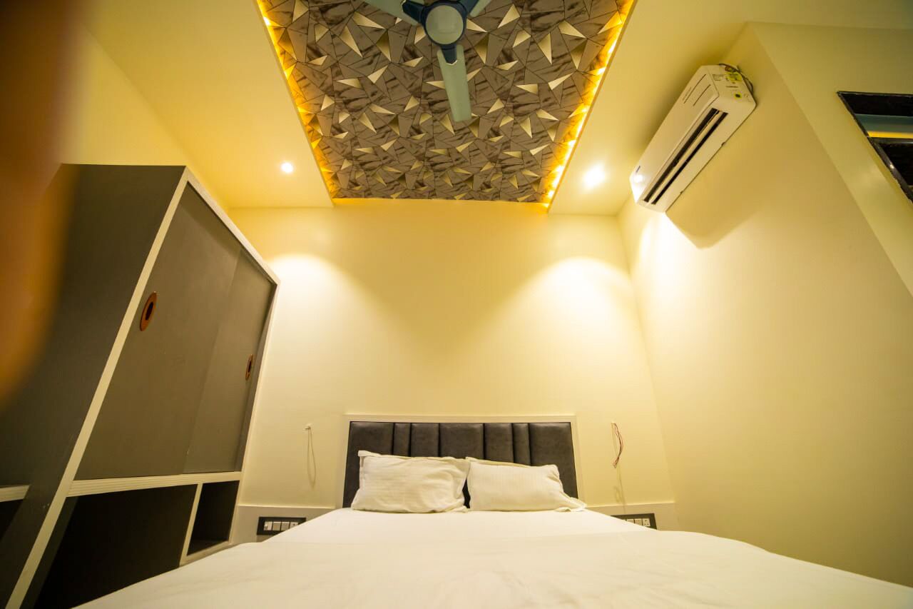 Ein Schlafzimmer mit einem Bett, einem Deckenventilator und einer Klimaanlage.