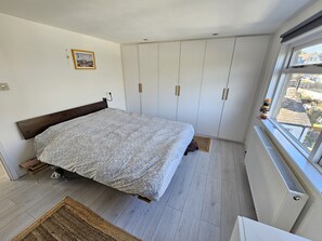 4 makuuhuonetta, työpöytä, silitysrauta/-lauta, ilmainen Wi-Fi
