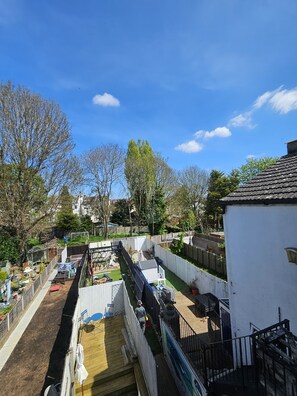 Property grounds - Spacious 4 bedroom family home with garden (London)