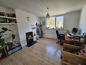 Interior - Spacious 4 bedroom family home with garden (London)