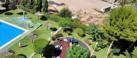 Una piscina al aire libre