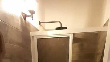 Habitación básica, 2 camas matrimoniales | Baño | Tina y toallas