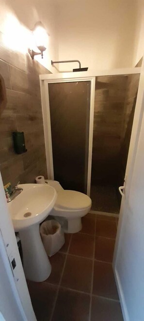 Chambre, 2 lits doubles | Salle de bain | Baignoire, serviettes fournies