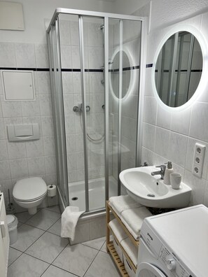 Shower, hair dryer, towels, toilet paper - Smultron Ferienwohnung Altstadt Wismar (Wismar)