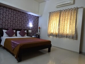 Deluxe Double or Twin Room | Free WiFi, bed sheets - Teerth Villa (Nashik)