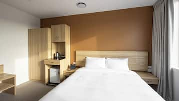 Standard Room, 1 King Bed | Free minibar, individually decorated, individually furnished, desk