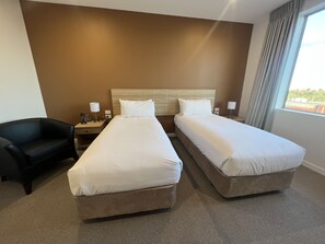 Deluxe Twin Room, 2 Single Beds | Free minibar, individually decorated, individually furnished, desk - Manha Hotel Auckland Airport (Auckland)