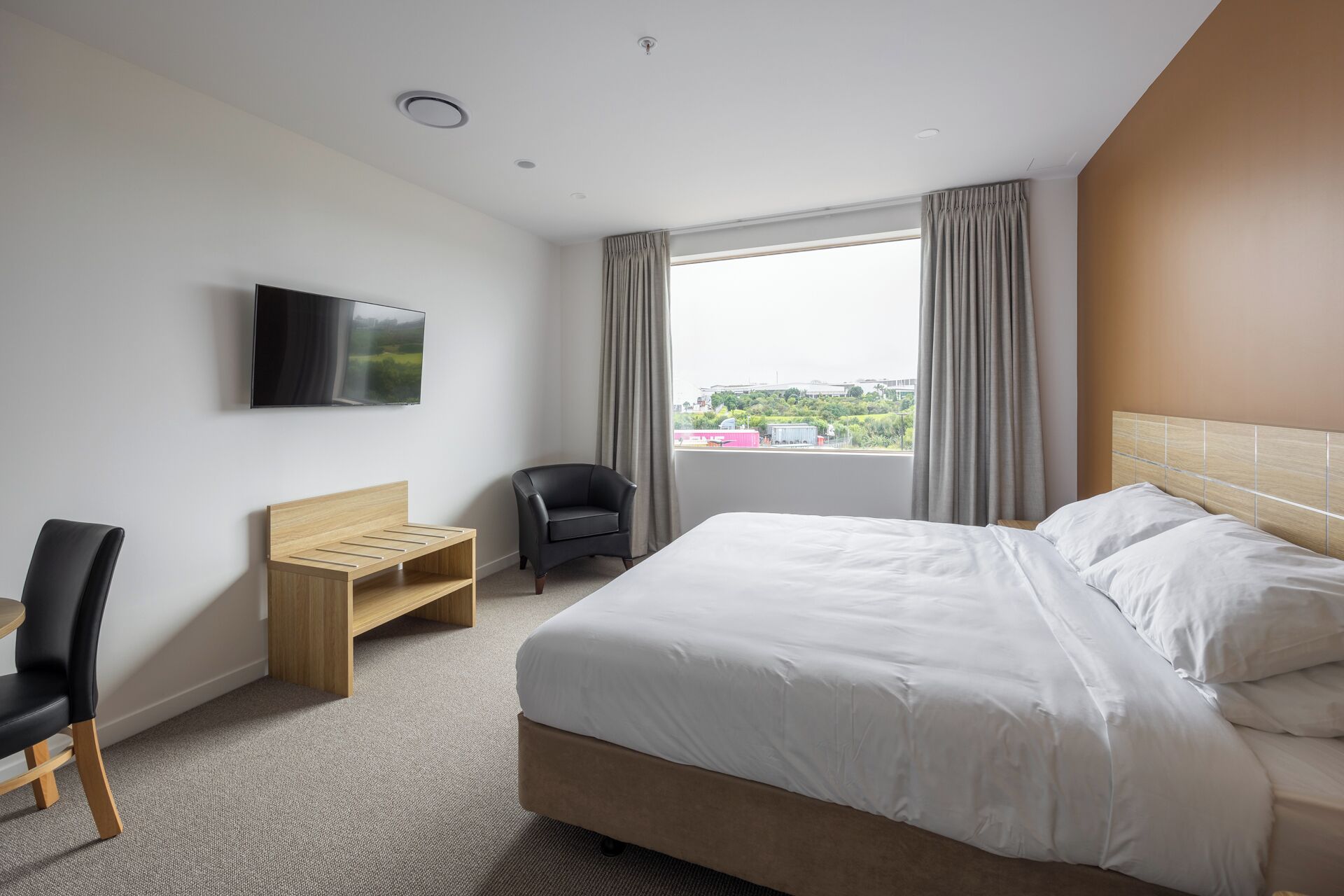 deluxe room, 1 king bed | free minibar, individually decorated, individually furnished, desk