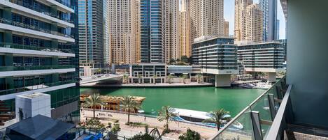 1 غرفة نوم ومساحة عمل للكمبيوتر المحمول وستائر تعتيم