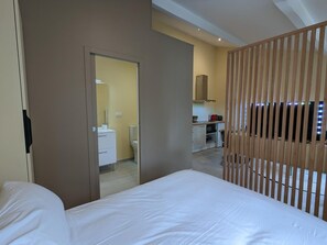 Free WiFi, bed sheets - Cozy Studio with Private Terrace in St Cybard, Near Bus Lines and Outdoor Activities (Angoulême)