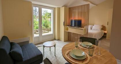 Studio confort Ă AngoulĂȘme avec terrasse, proche transports, idĂ©ale pour couples et bĂ©bĂ©s.