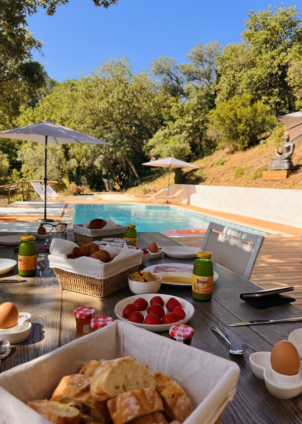 Outdoor pool, a heated pool - Chambre D'hôte Golfe de Saint-tropez (La Garde-Freinet)
