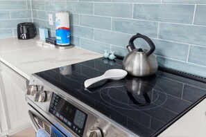 Réfrigérateur, un four, surface de cuisson, cafetière-théière